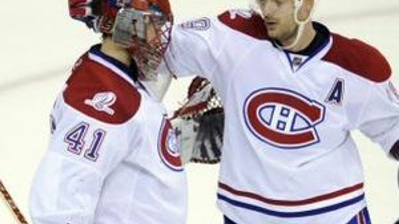 Jaroslav Halák (vľavo) na snímke so spoluhráčom Markovom.