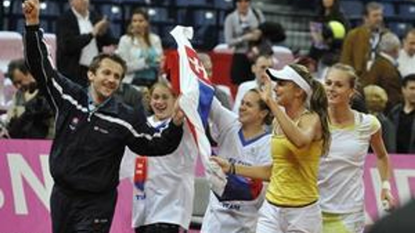 Radosť slovenských tenistiek po víťaznej štvorhre.