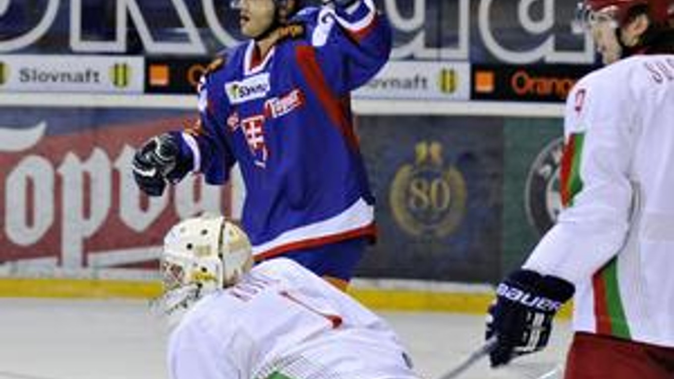 V posledných dvoch zápasoch finálovej série KHL pre zranenie kolena Roman Kukumberg nehral. Na fotografii sa teší z gólu v reprezentácii.