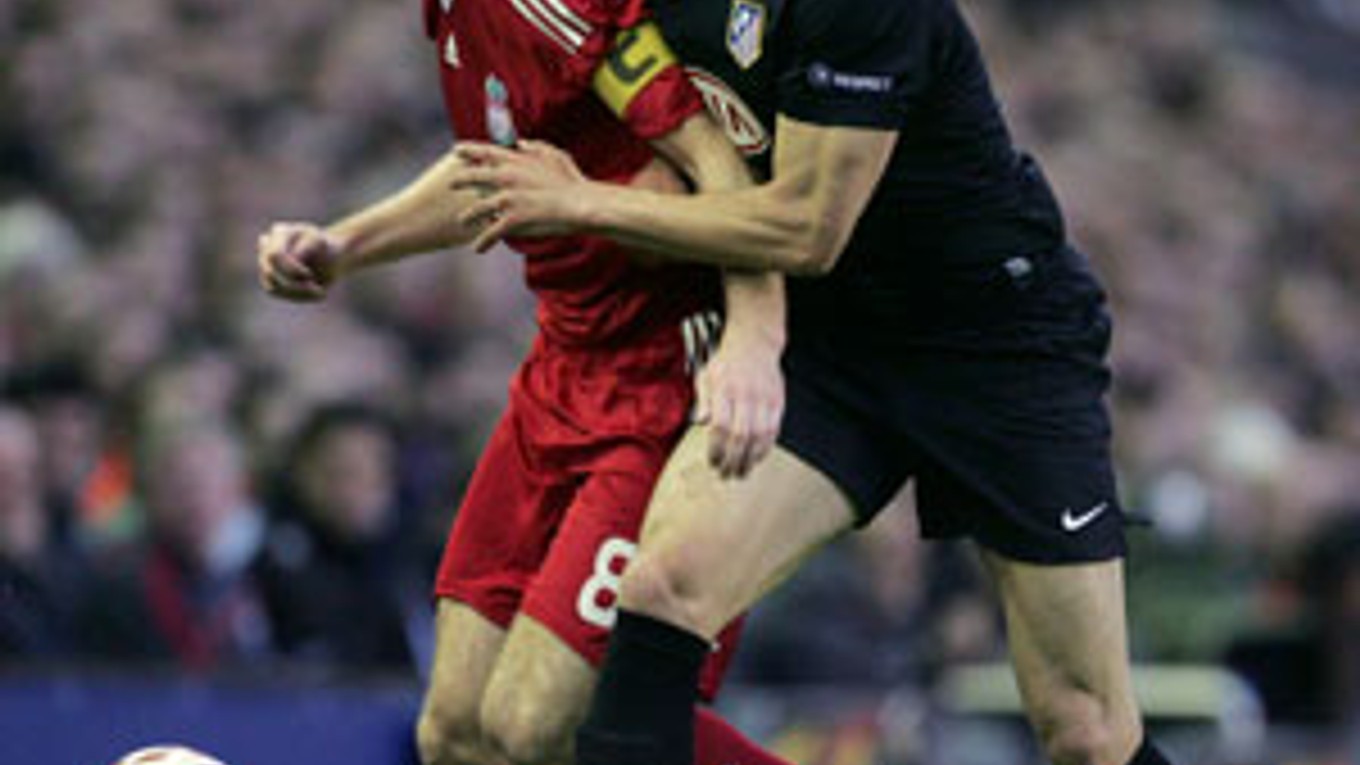 Steven Gerrard, kapitán Liverpoolu v červenom a Alvaro Dominguez z Atlética Madrid.