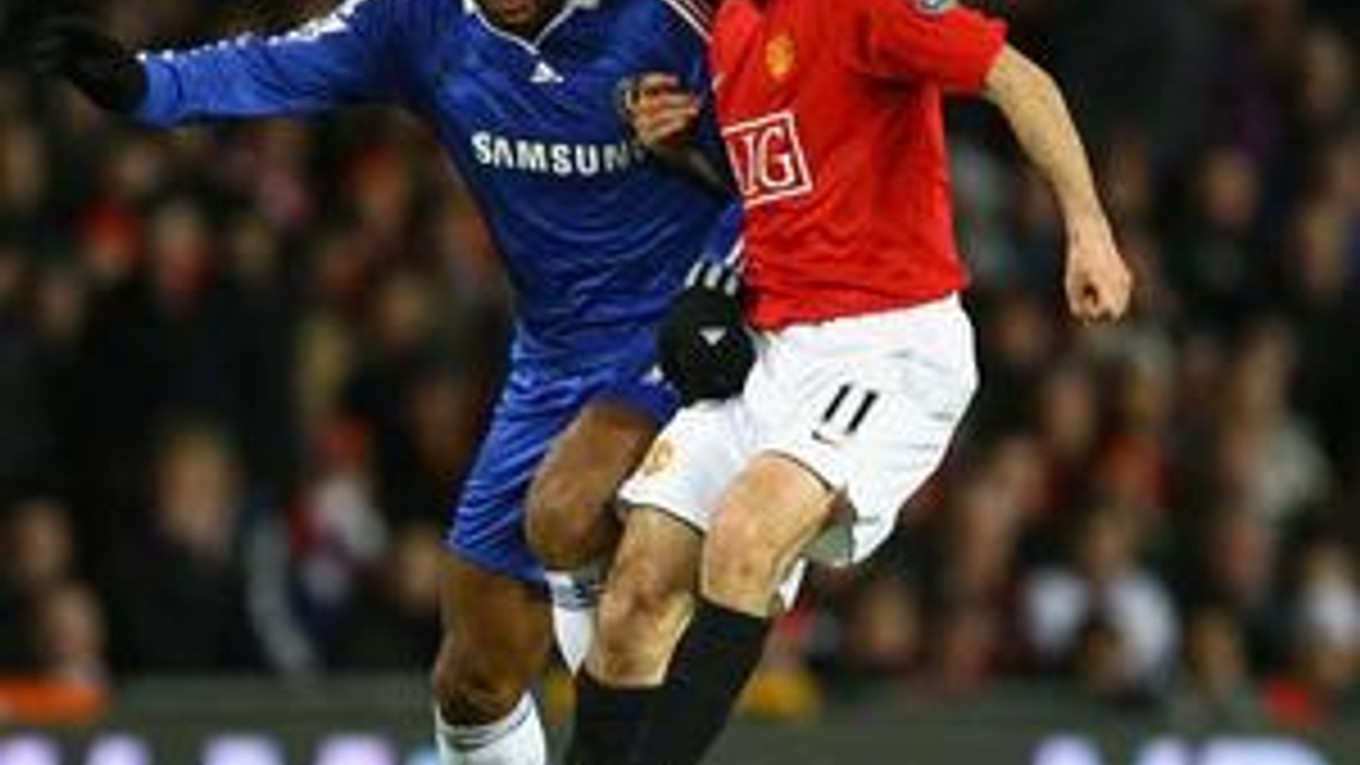 O anglický titul už bojujú len Chelsea a Man Utd.