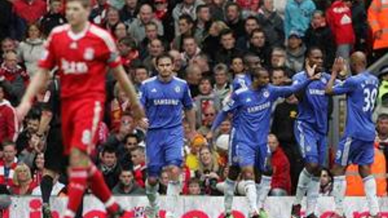 Futbalisti Chelsea oslavujú gól Didiera Drogbu, ktorý využil chybu kapitána Liverpoolu Stevena Gerrarda.