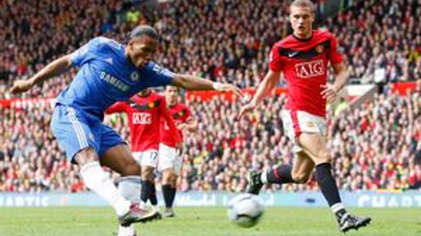 Didier Drogba strieľa gól do siete Manchestru United.