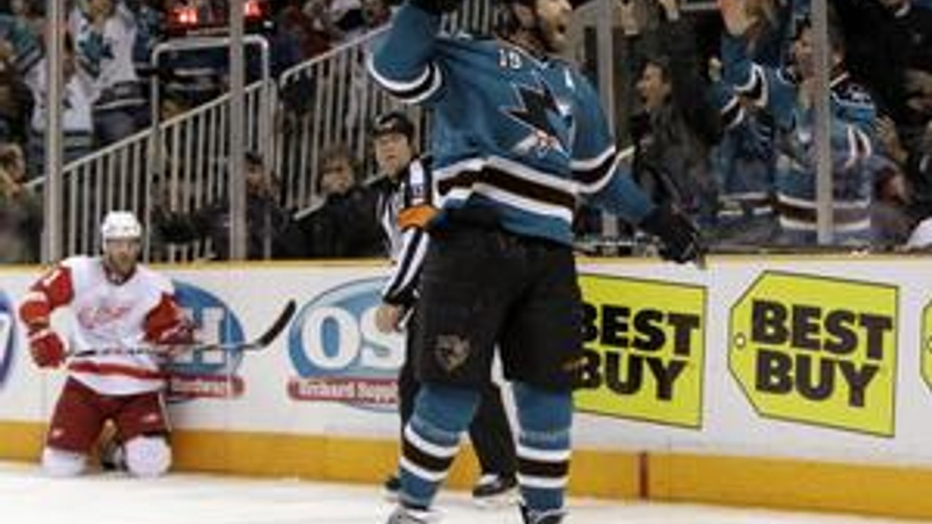 Joe Thornton sa teší z gólu do siete Detroitu. San Jose postupuje do finále Západnej konferencie.