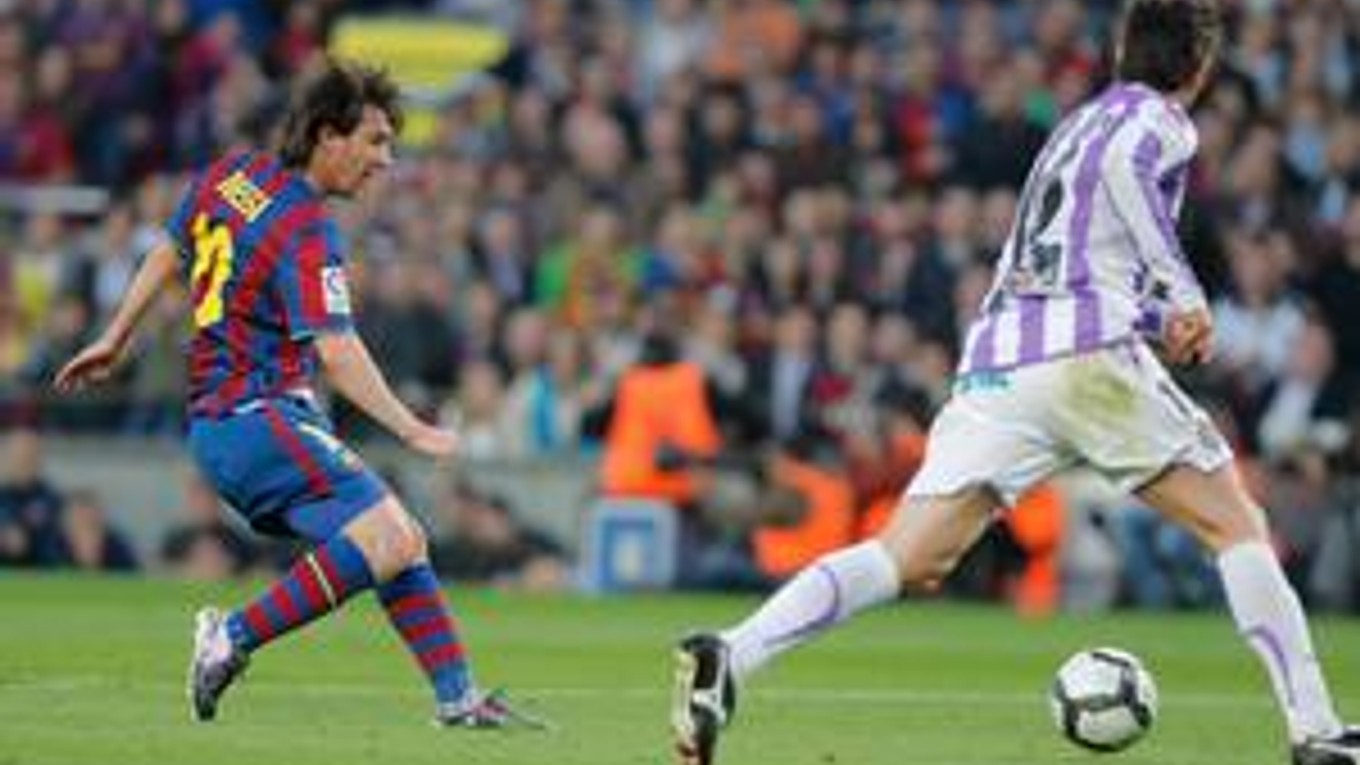 Útočník Lionel Messi (vľavo) proti obrane Valladolidu.