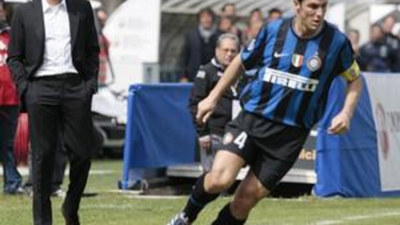 Javier Zanetti doviedol Inter Miláno k zisku titulu a vo finále Ligy majstrov bude bojovať o titul, ale trénerovi Diegovi Maradonovi to nestačilo na to, aby ho zobral na MS do Južnej Afriky.