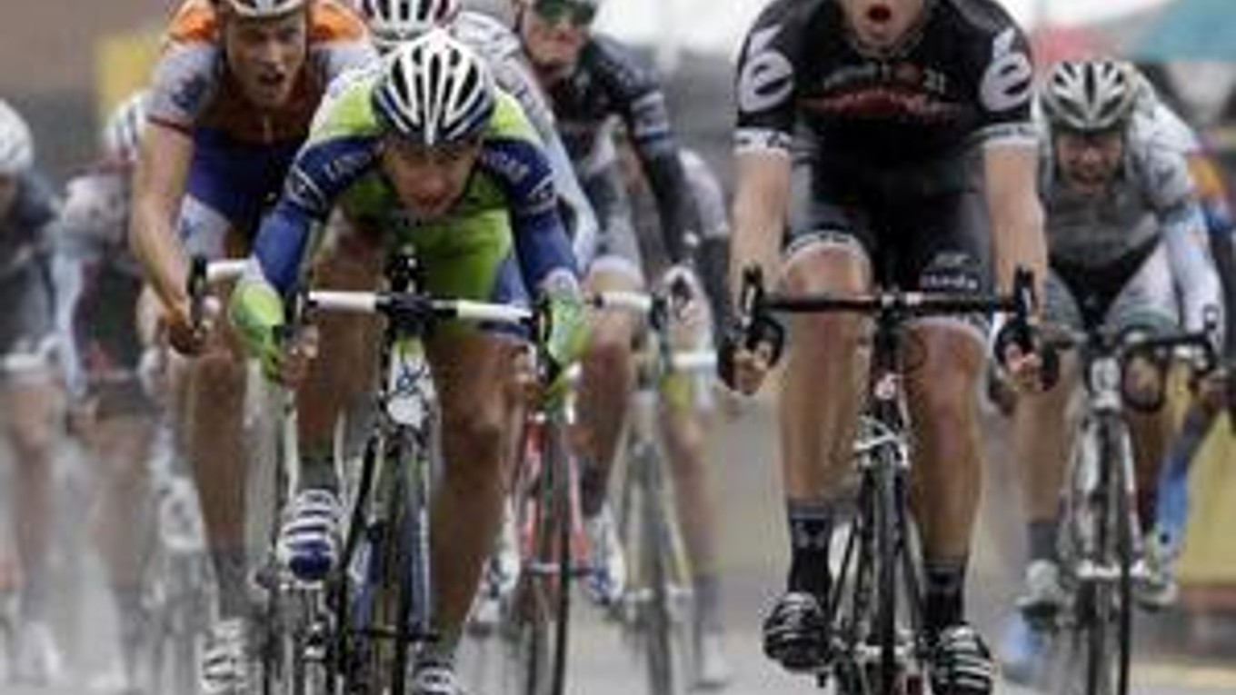 Peter Sagan (vľavo v zelenom)