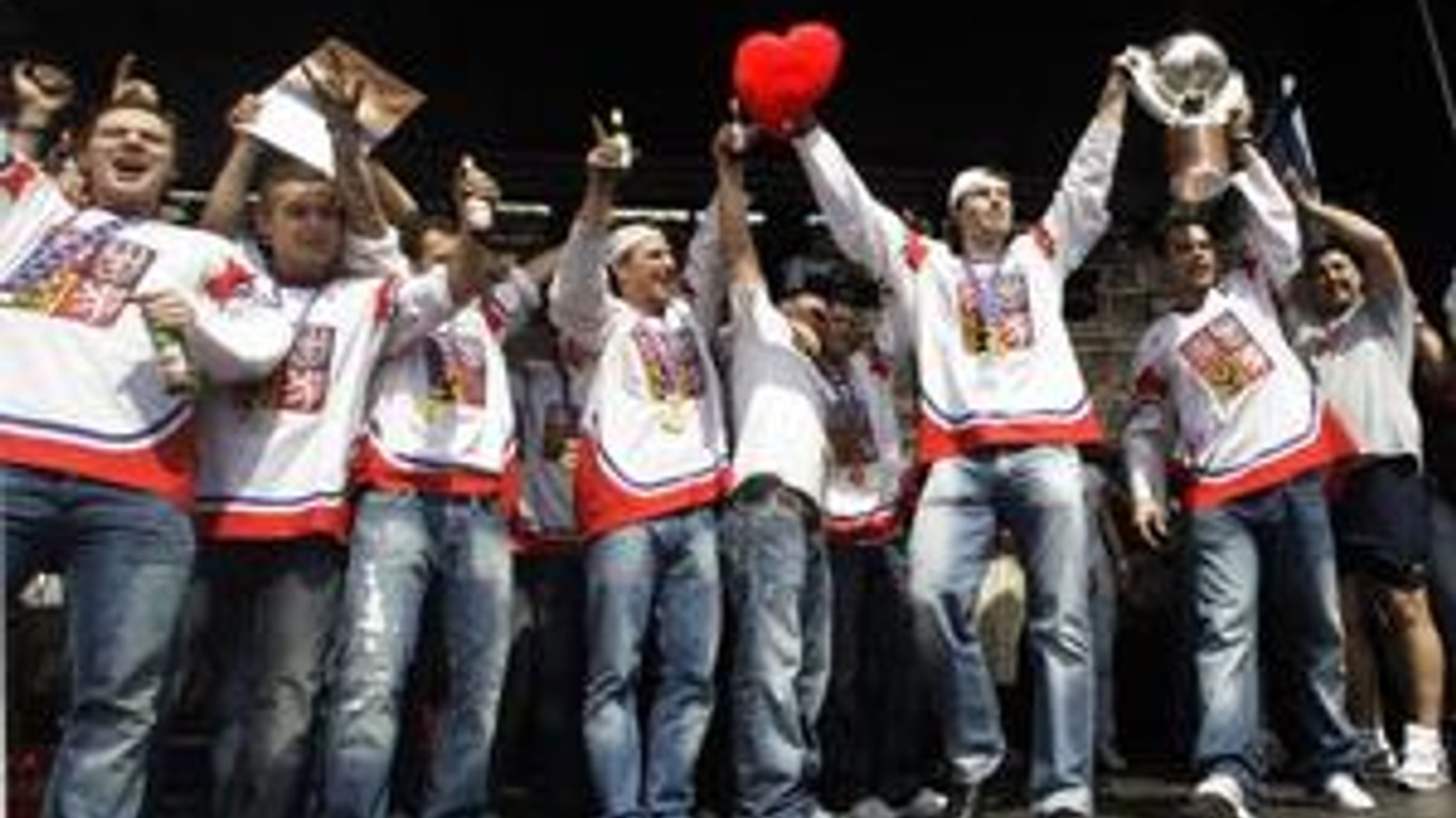 Jaromír Jágr oslavoval so spoluhráčmi na Staromestskom námestí titul majstrov sveta.