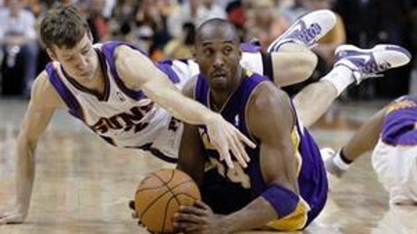 Los Angeles Lakers nestačilo k výhre nad Phoenixom ani 38 bodov Kobeho Bryanta.