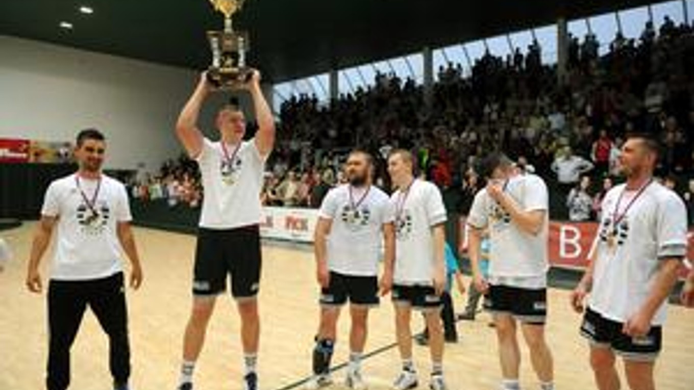 Hádzanári Prešova s majstrovskou trofejou.