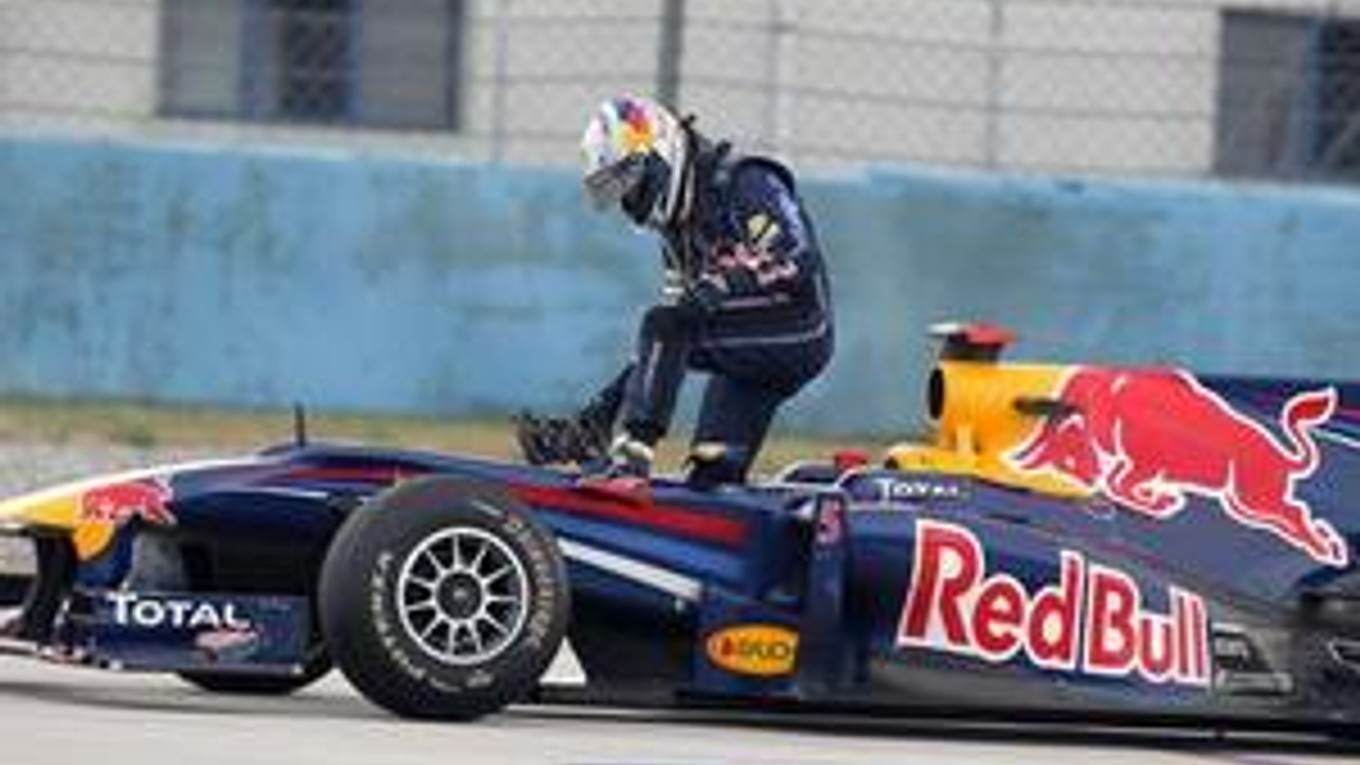 Nemec Vettel vychádza zo svojho monopostu po stupídnej kolízií s kolegom Webberom.