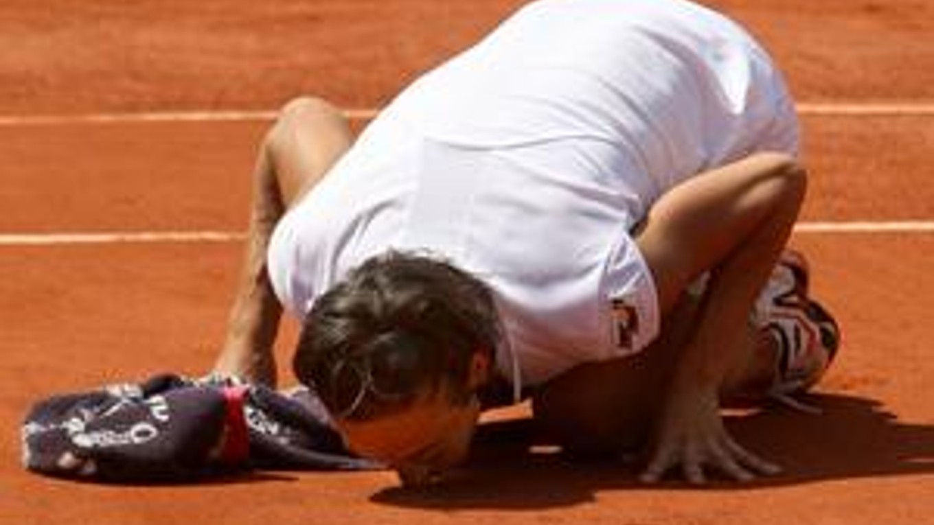 Talianka Francesca Schiavoneová po semifinálovom víťazstve nad Ruskou Dementievovou bozkávala centrálny dvorec na Roland Garros.