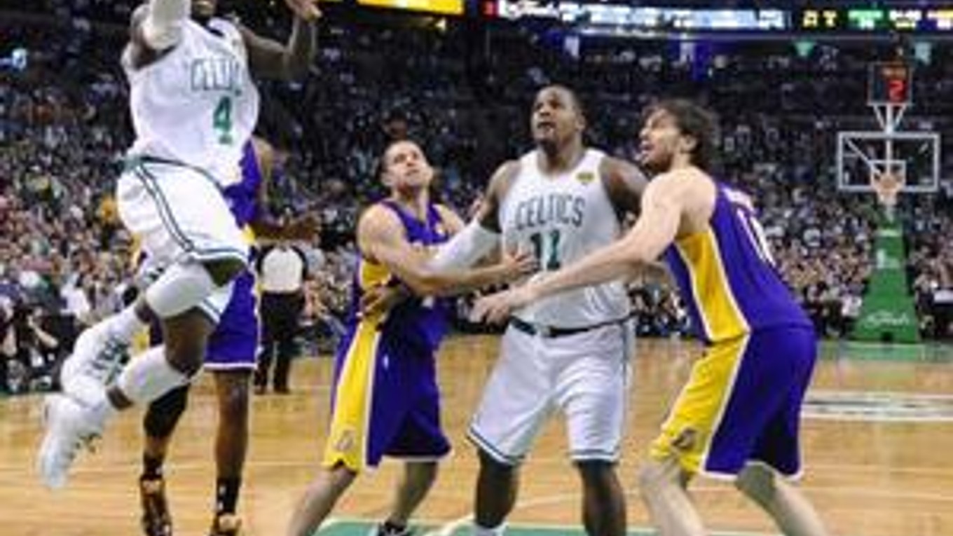 Basketbalisti Bostonu Celtics vyhrali v dôležitom piatom zápase vo finálovej sérii proti Los Angeles Lakers a vedú 3:2.