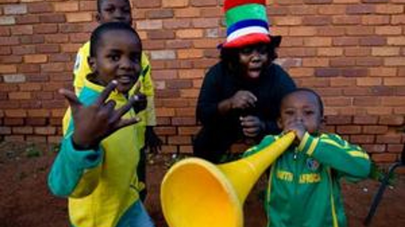 Juhoafrické deti sa napriek skromným podmienkam dokážu tešiť z každého zápasu.