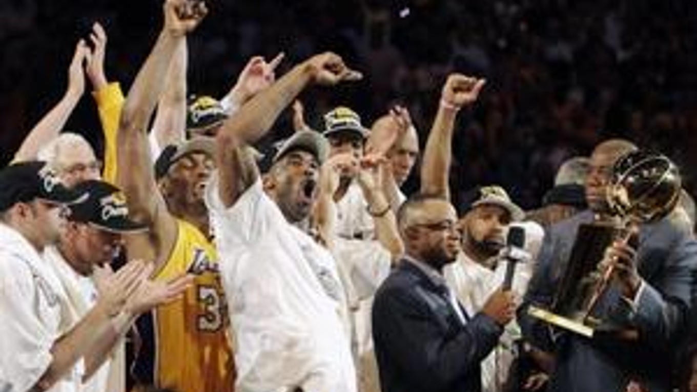 Basketbalisti Los Angeles Lakers obhájili minuloročný titul.