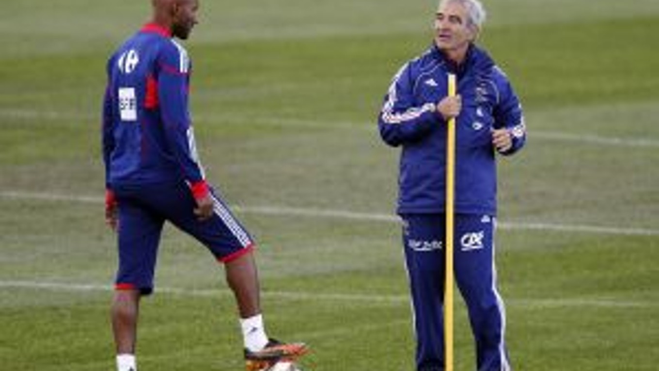 Anelka (vľavo) počas tréningu v rozhovore s trénerom Domenechom.