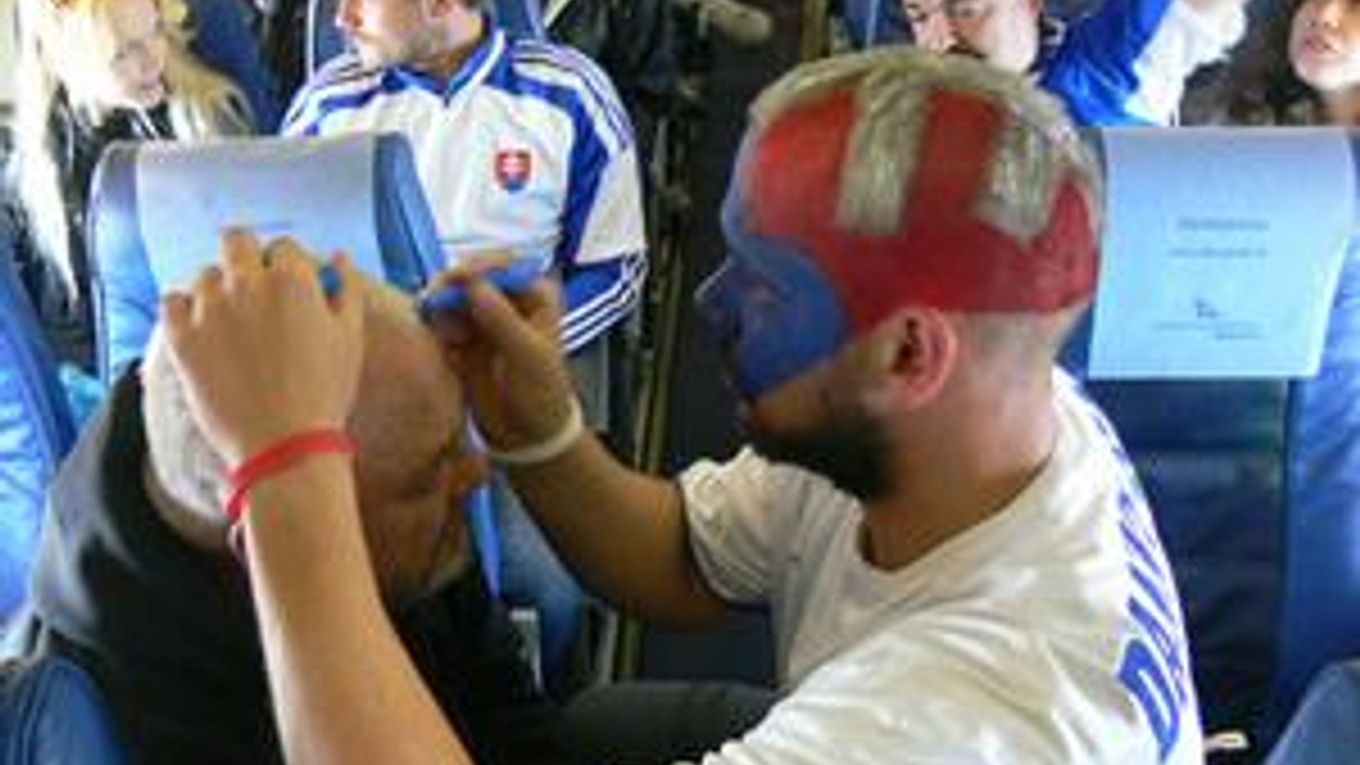 Posledné úpravy pred zápasom prebiehali priamo v lietadle.