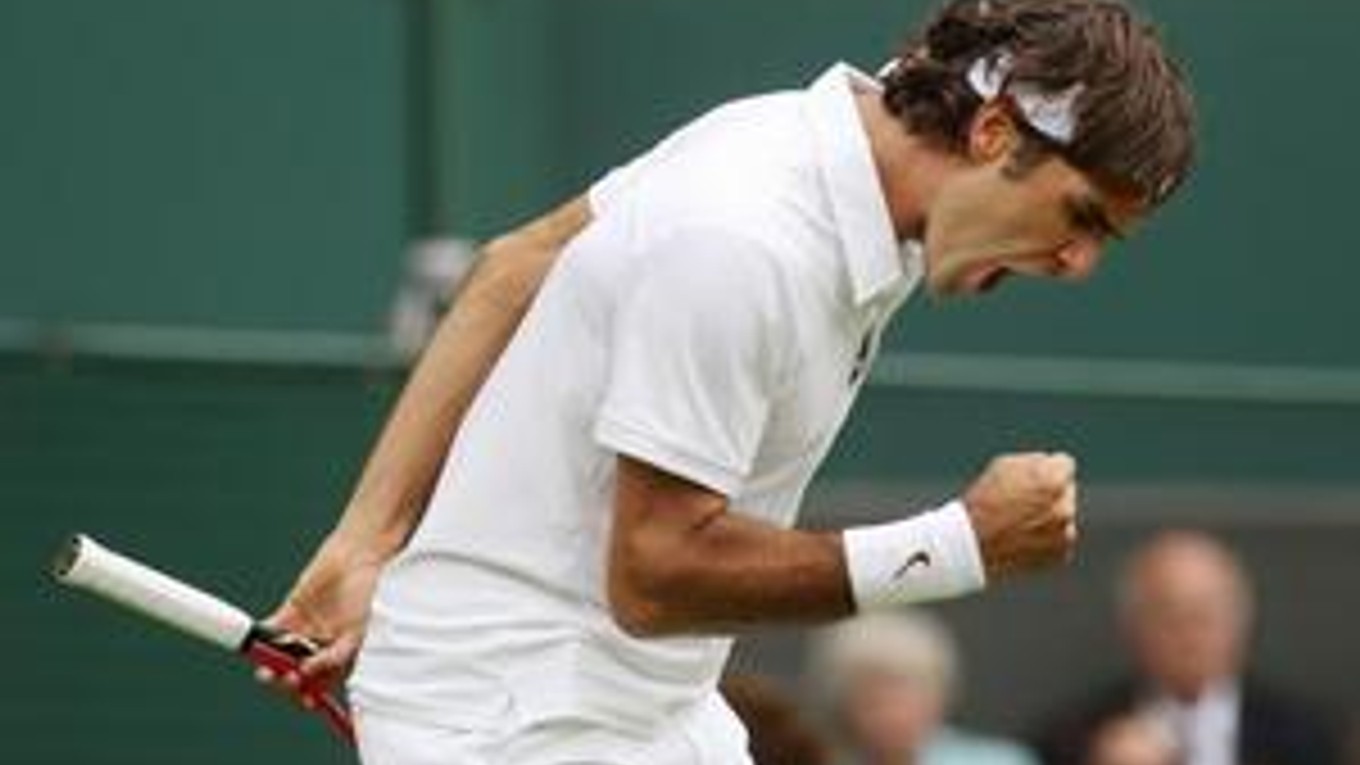 Roger Federer odvrátil stav 3:5 vo štvrtom sete súboja s neznámym Alejandrom Fallom a po boji postúpil z prvého kola Wimbledonu.