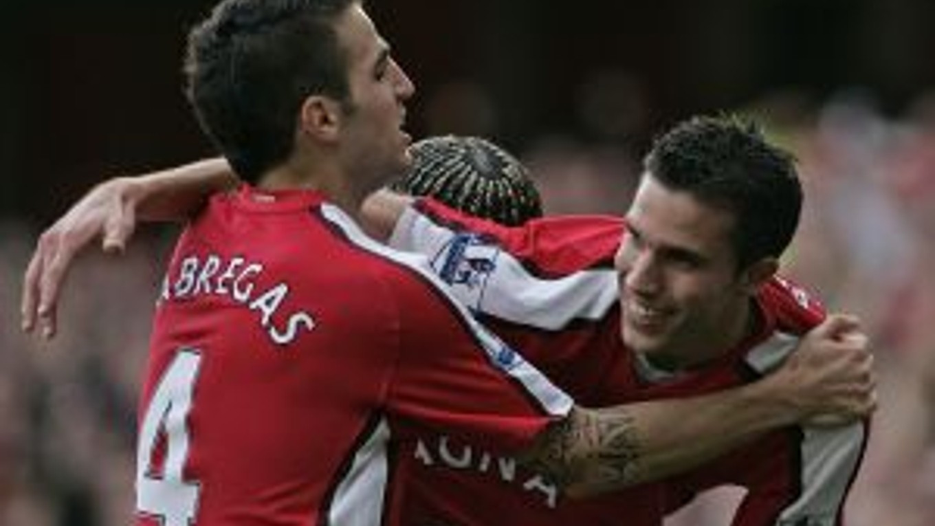Robin Van Persie (vpravo) a Cesc Fabregas sa postarali o víťazstvo Arsenalu.