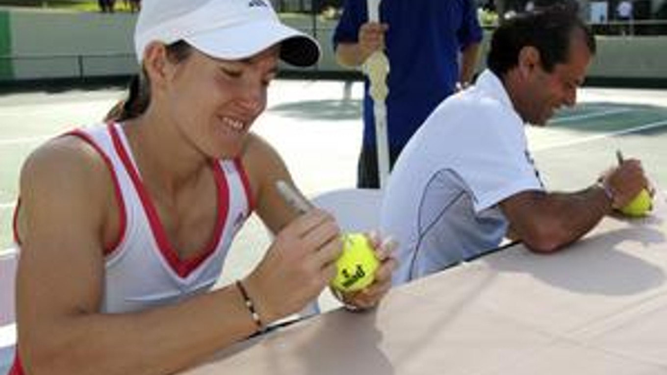 Justine Heninová (vľavo) a jej tréner Carlos Rodriguez.