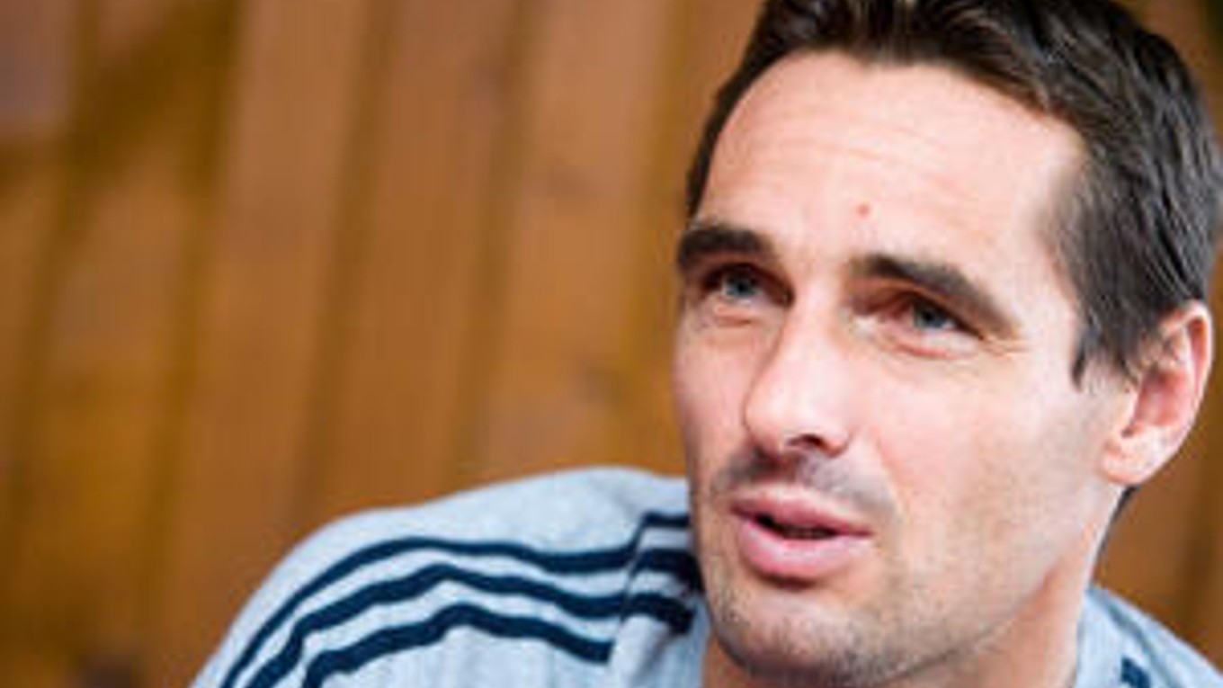 Roman Šebrle sa narodil 26. novembra 1974 v Lanškroune. Začínal s futbalom, po ťažkej zlomenine nohy presedlal na atletický desaťboj. Zvíťazil na olympijských hrách 2004, na majstrovstvách sveta 2007, na kontinentálnom šampionáte 2002 i 2006. Od mája 2001