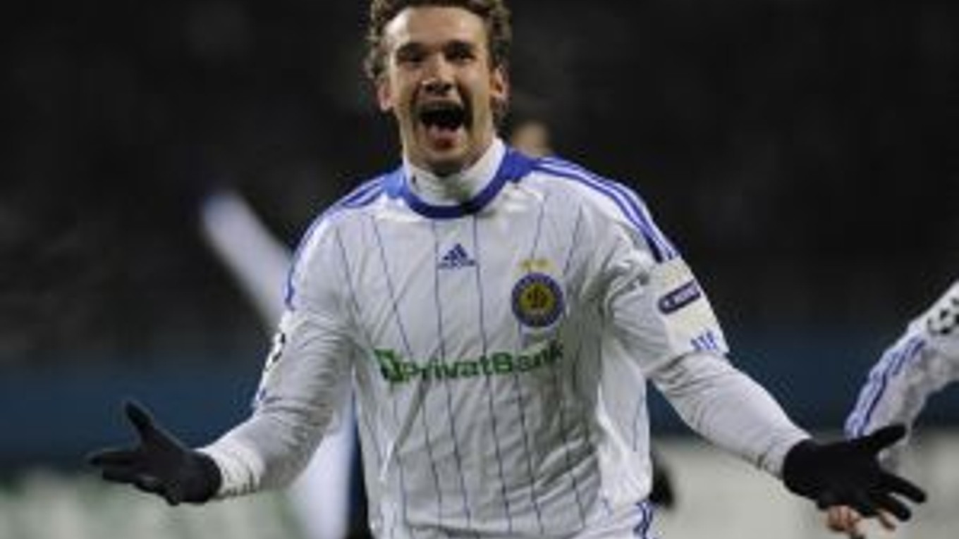 Andrij Ševčenko (Dinamo Kyjev) sa teší z gólu v sieti milánskeho Interu.