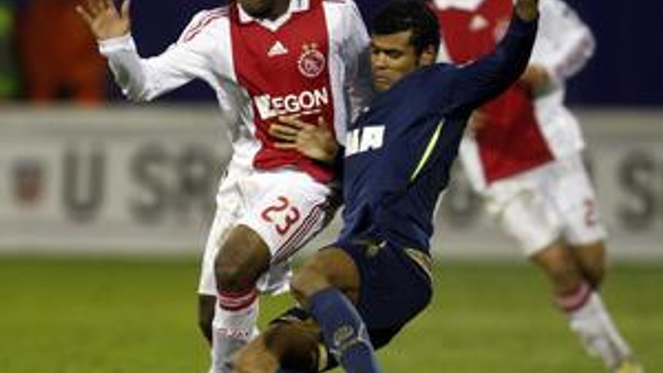 Vurnon Anita z Ajaxu Amsterdam (vľavo) v súboji o loptu s Ettom z Dinama Záhreb.