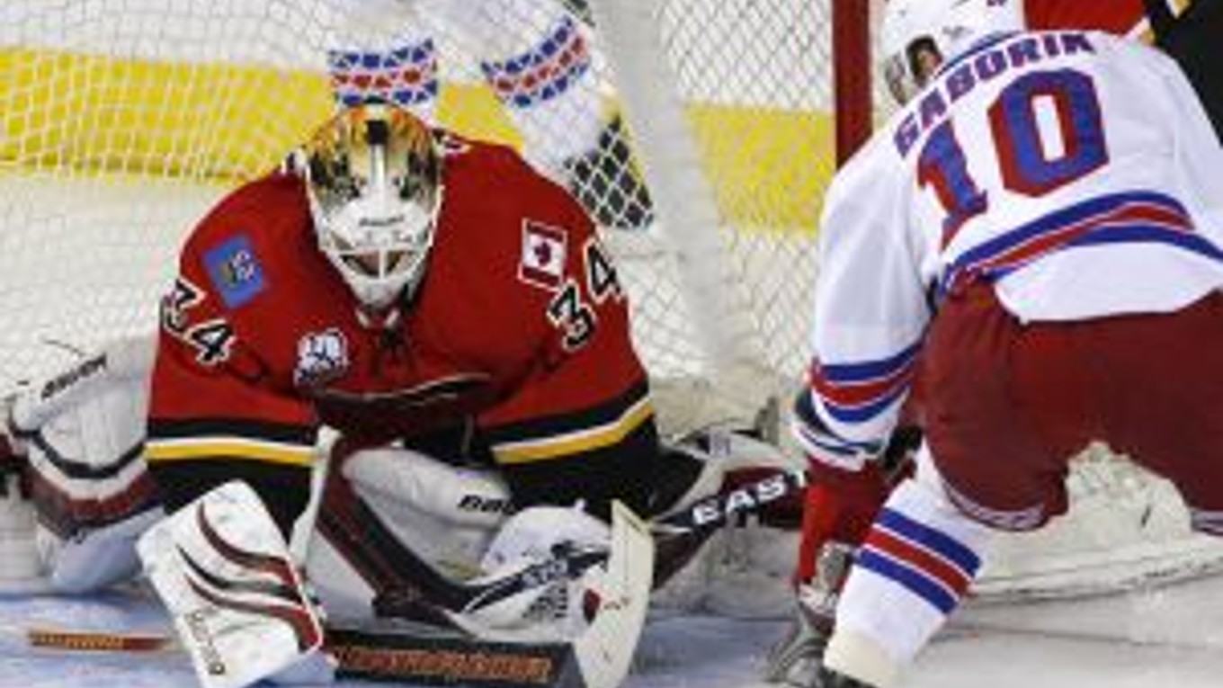 Marián Gáborík (NY Rangers) sa snaží prekonať brankára Calgary Mikku Kiprusoffa.