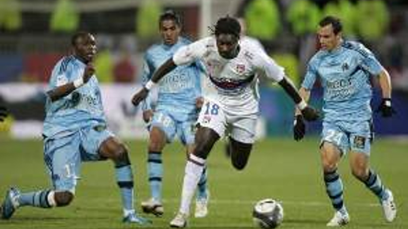 Zápas medzi Olympique Lyon a Olympique Marseille skončil divokou remízou 5:5.