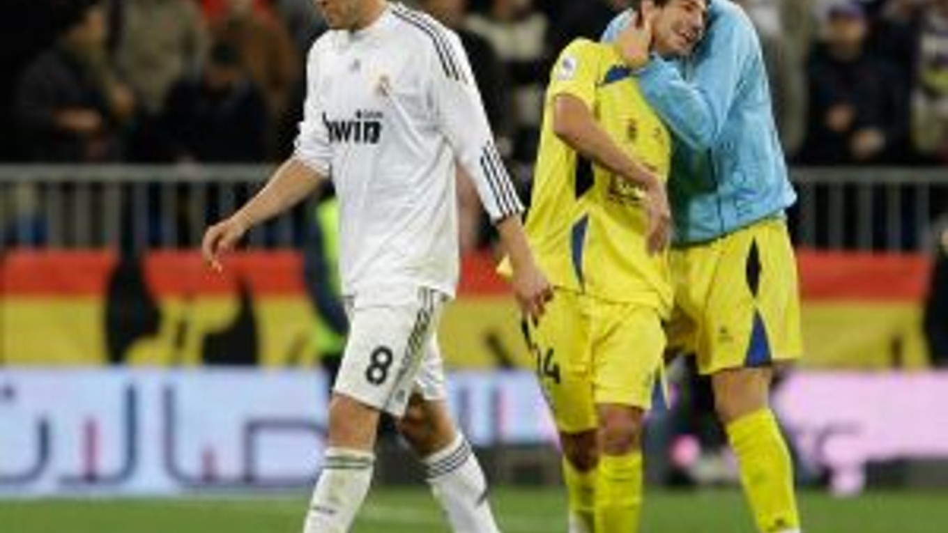 Hviezda Realu Kaká (v bielom) opúšťa trávnik po pohárovej odvete s Alcorconom.