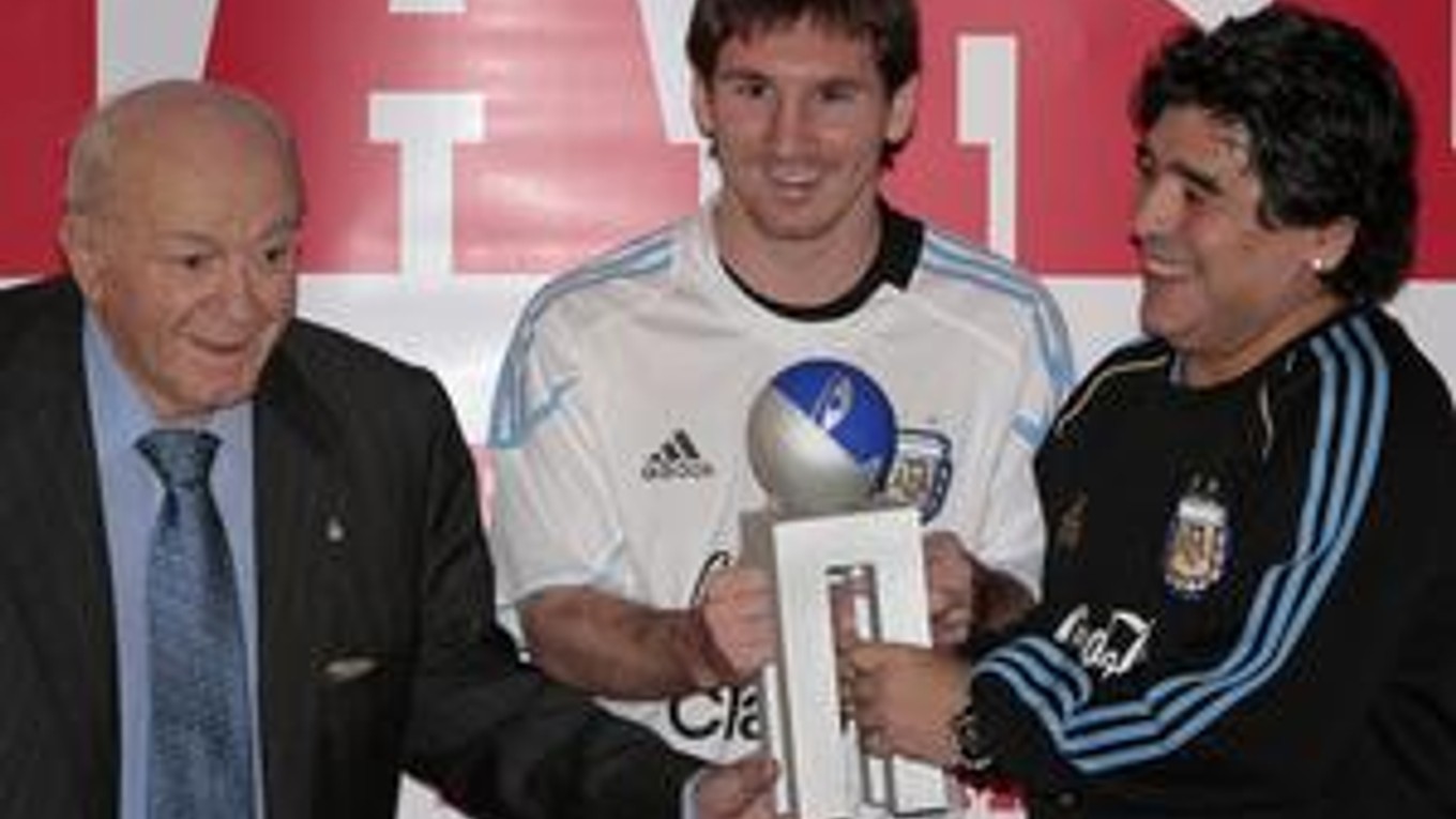 Alfredo Di Stéfano (vľavo) odovzdáva trofej nesúcu jeho meno Argentínčanovi Lionelovi Messimu (uprostred). Spolu s nimi je na snímke aj tréner argentínskej reprezentácie Diego Maradona.