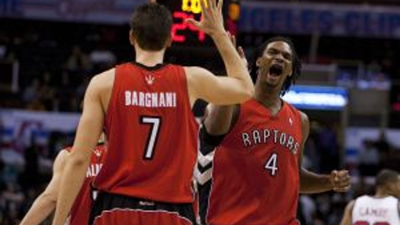 Chris Bosh (Toronto, vpravo) gratuluje po úspešnej akcii spoluhráčovi Andreovi Bargnanimu.