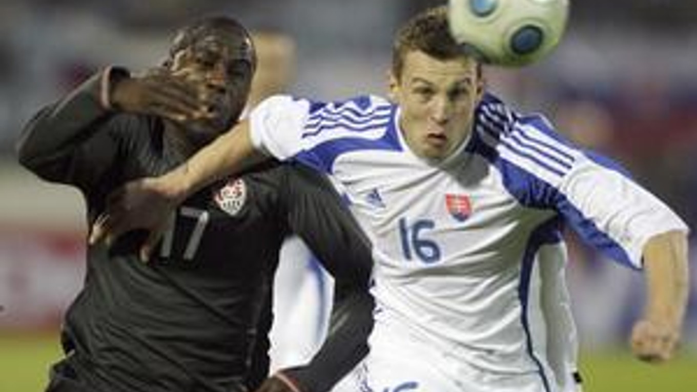 Slovenský reprezentant Ján Ďurica (vpravo) v súboji s Američanom Jozym Altidorem.