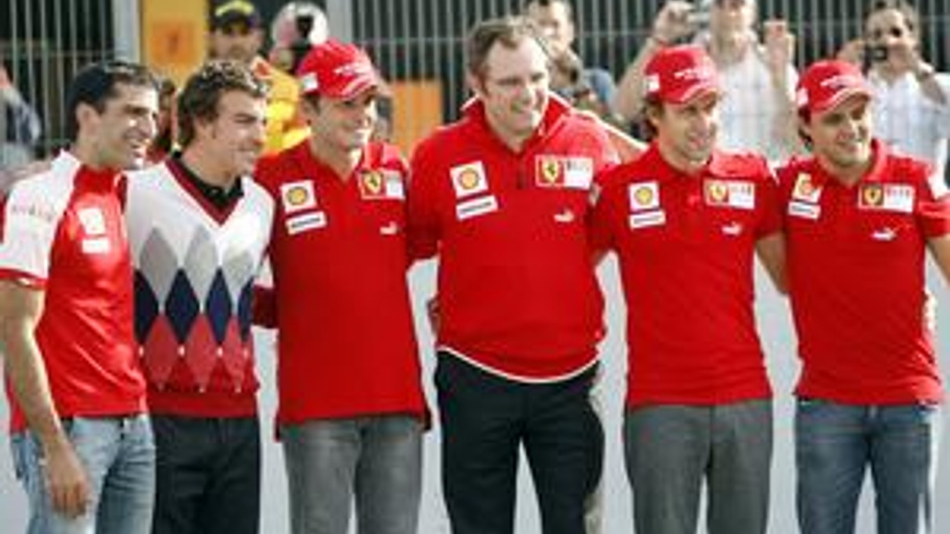 Zľava: Marc gene, Fernando Alonso, Giancarlo Fisichella, Stefano Domenicalli, Lucas Badoer a Felipe Massa.