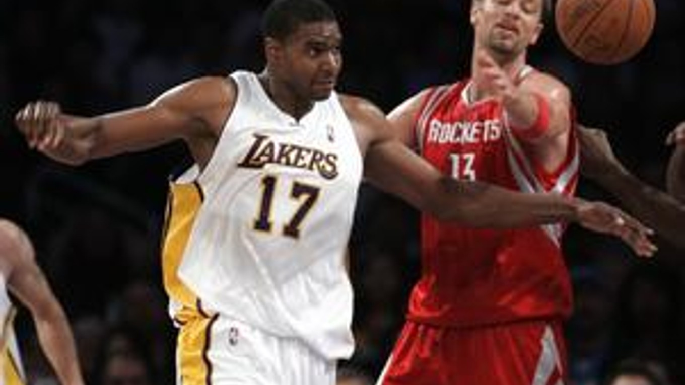 David Andersen (vpravo) z Houstonu a center Lakers Andrew Bynum.