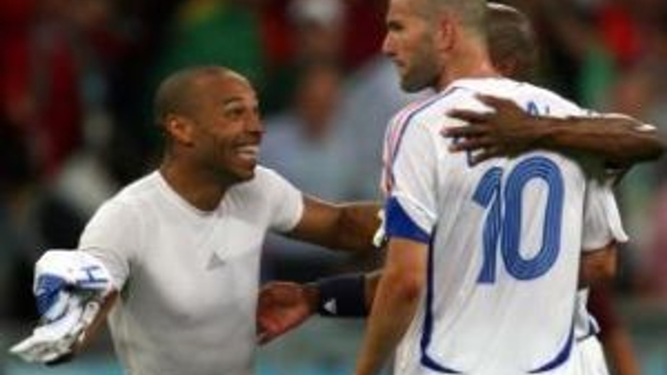 Časy slávy francúzskej reprezentácie, ktoré svojho času výrazne podporovali tak Henry (vľavo), ako aj Zidane (č. 10).