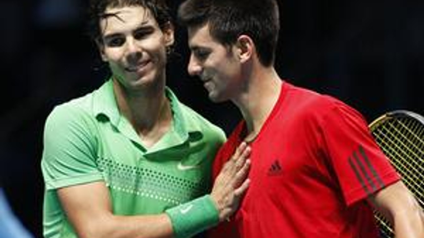 Novak Djokovič (vpravo) a Rafael Nadal.