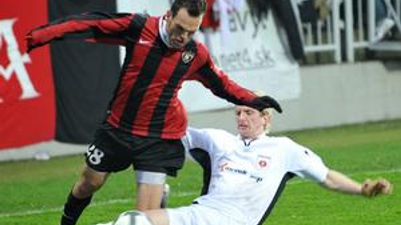Trnavský útočník Neto Michael (vľavo) v súboji o loptu s Michalom Gallom z Ružomberka.