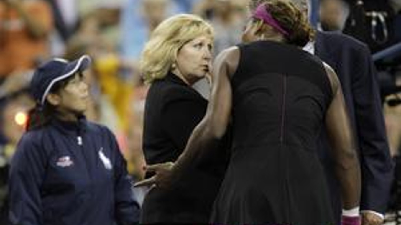 Serena Williamsová v diskusii s rozhodkyňou po semifinále US Open 2009.