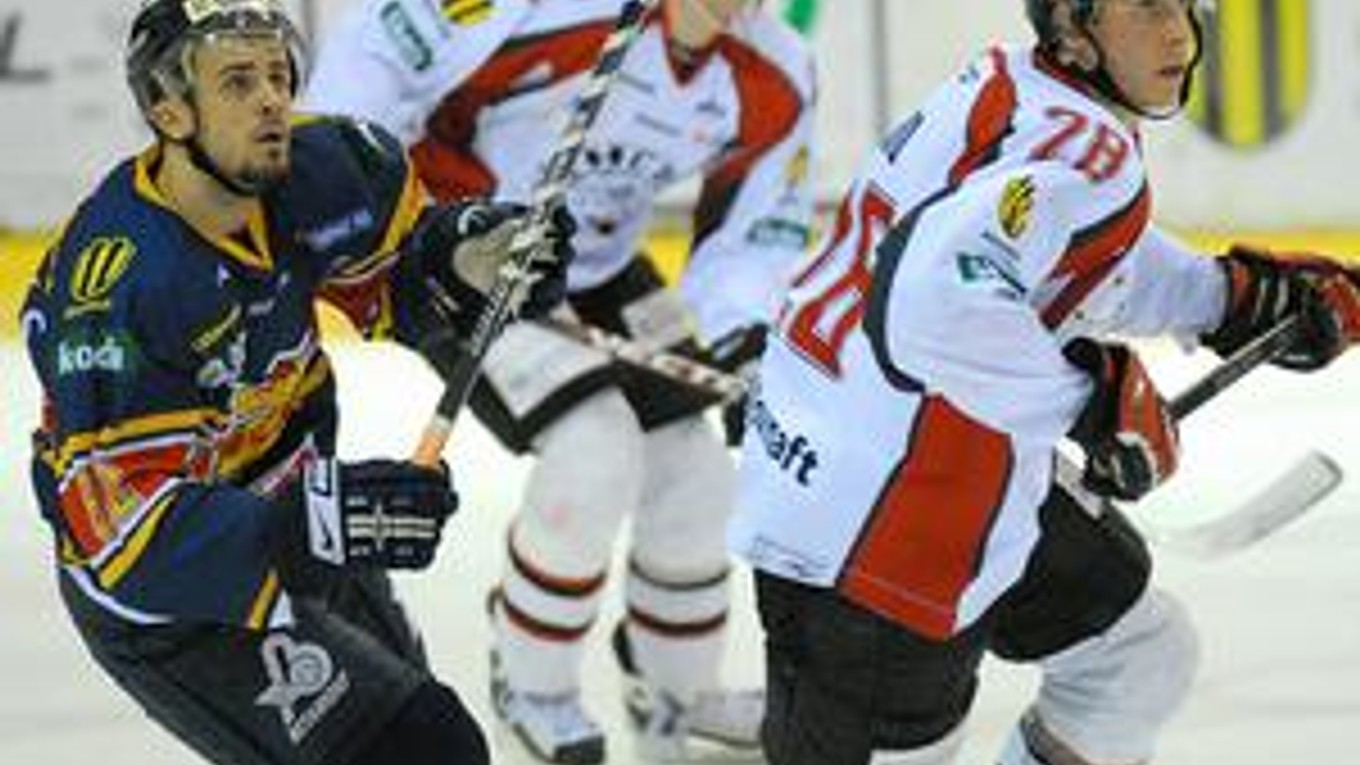 Zľava: Útočník Zvolena Ondrej Otčenáš a banskobystrickí obrancovia Lukáš Bambúch a Marek Biro.