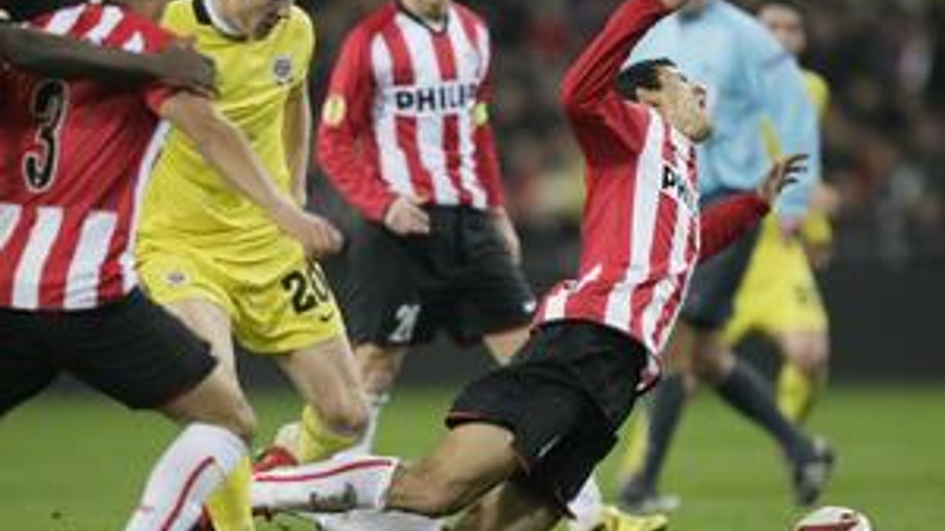 Domáci futbalista PSV Eindhoven Francisco Maza Rodrigues (vpravo) padá po faule hráča Sparty Praha Slováka Juraja Kucku (druhý vľavo).