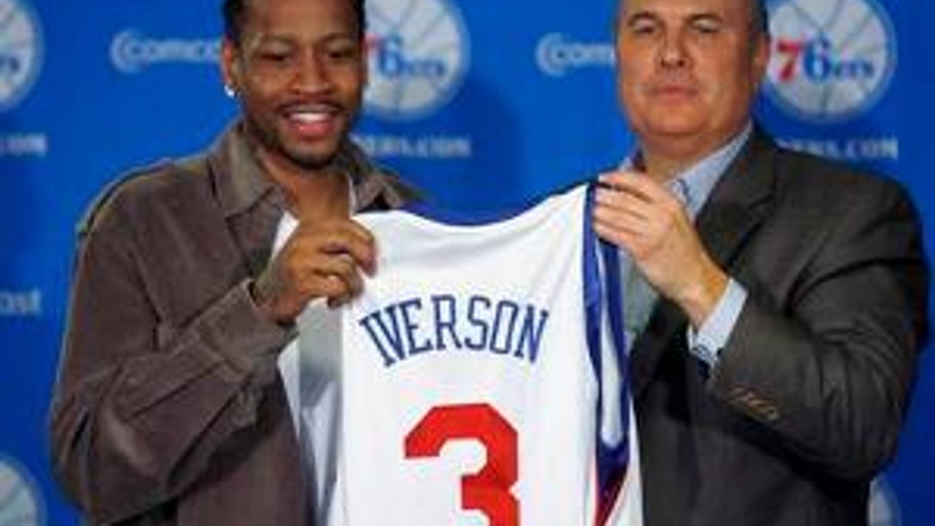 Allen Iverson spolu s Edom Stefanskim pri podpise zmluvy.