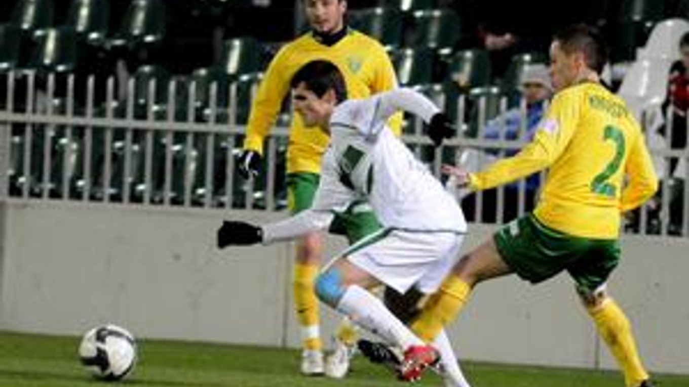 Strelec gólu Tatrana Matej Ižvolt (uprostred) medzi Máriom Pečalkom (vľavo) a Stanislavom Angelovičom.