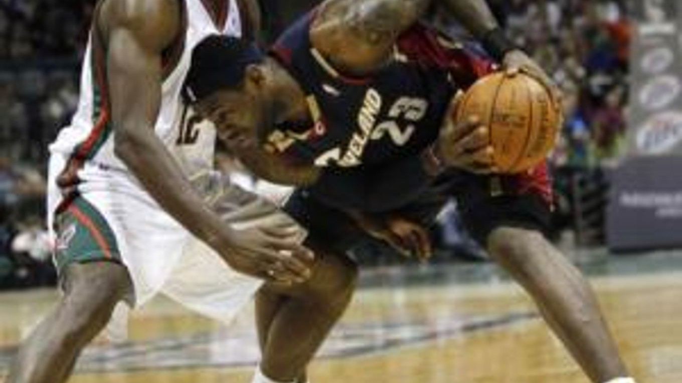 Cleveland vedený LeBronom Jamesom vyhral bez problémov na palubovke Milwaukee.
