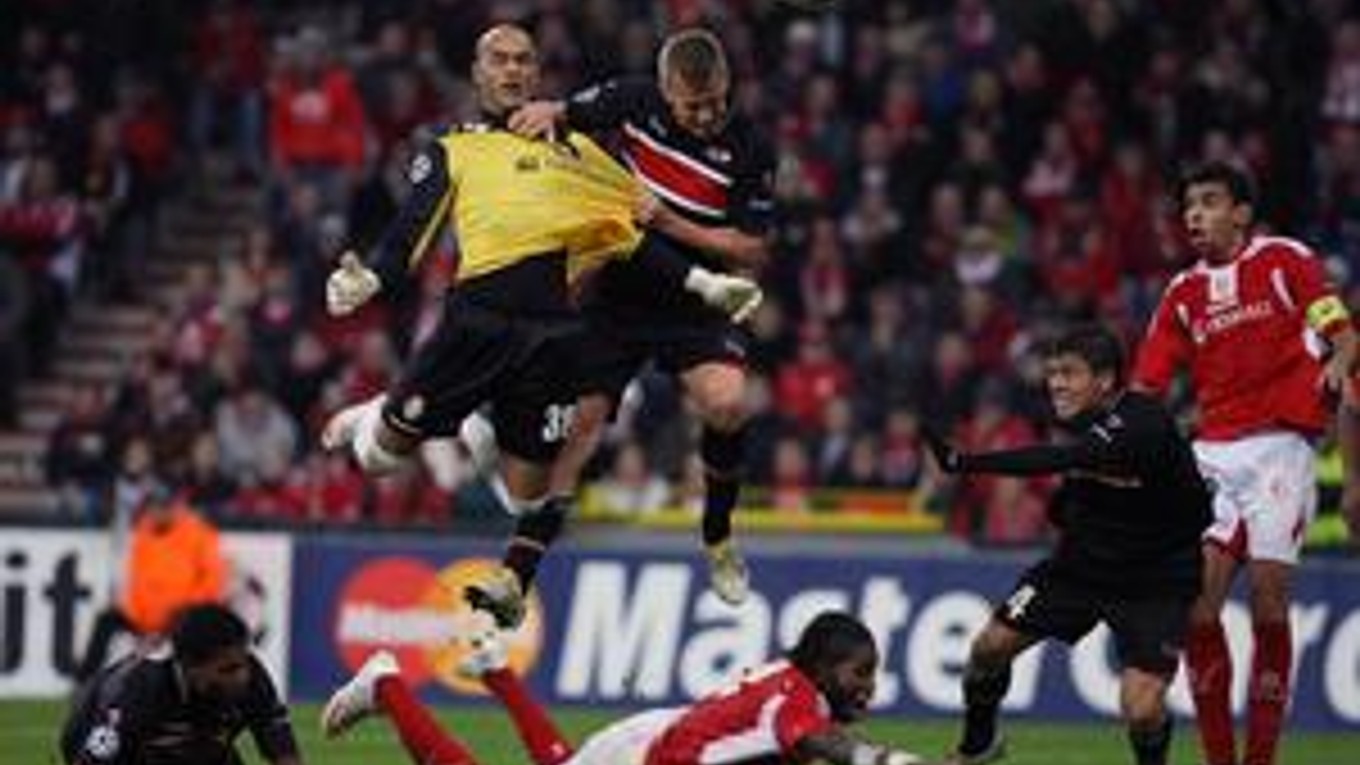 Najvyšší vo vzduchu, prvý pri lopte, jeho prvý gól. Takú vizitku si vystavil brankár Standardu Liége Sinan Bolat.