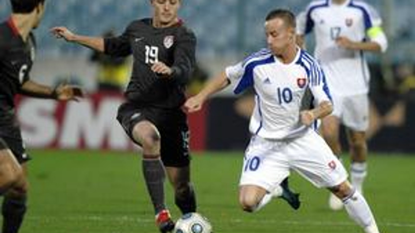 Miroslav Stoch (vpravo) v zápase proti USA.