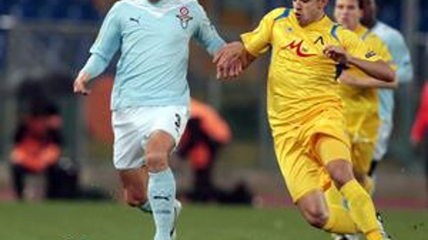 Lionel Scaloni (vľavo) z Lazia v súboji o loptu s Georgim Sarmom z Levski.T