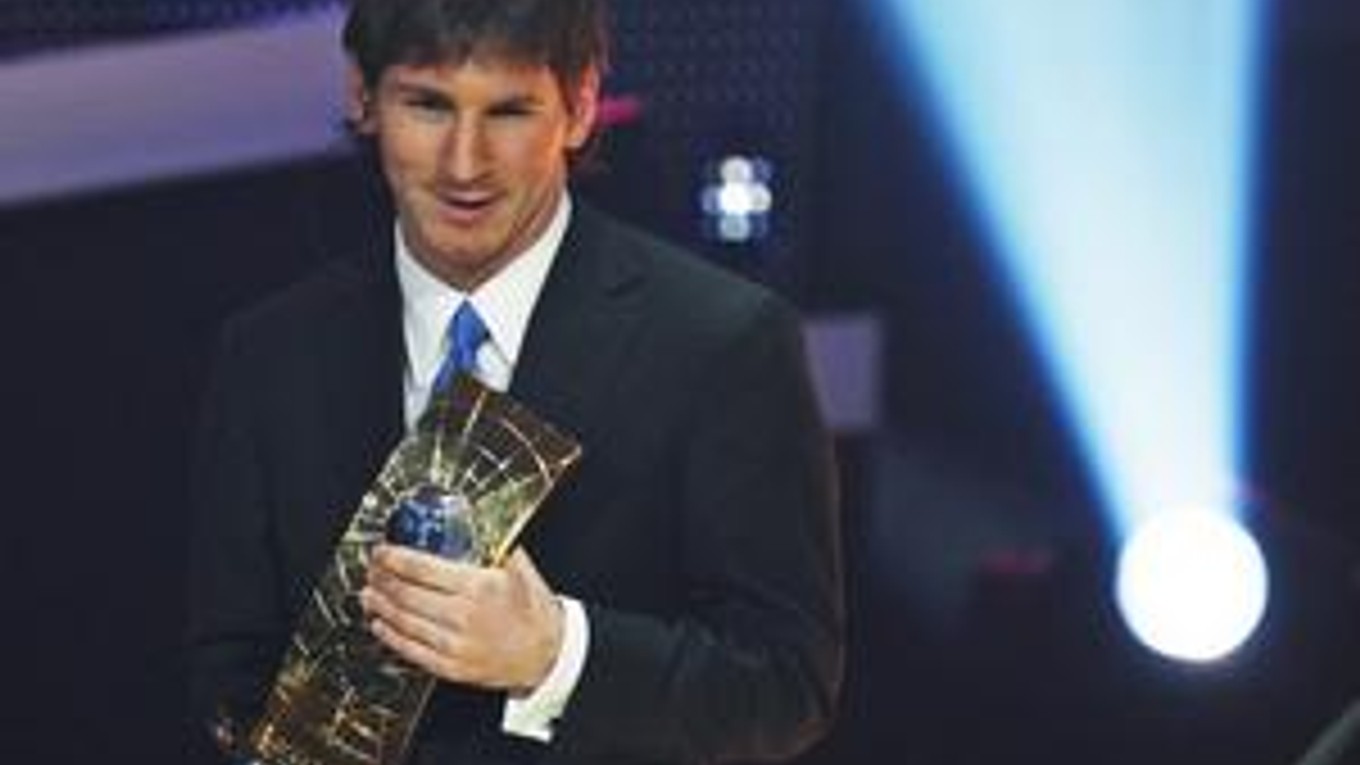 Lionel Messi s trofejou pre Hráča roka 2009.