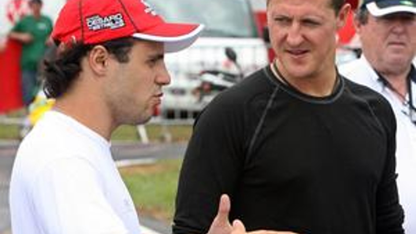 Michael Schumacher (vpravo) a Felipe Massa.