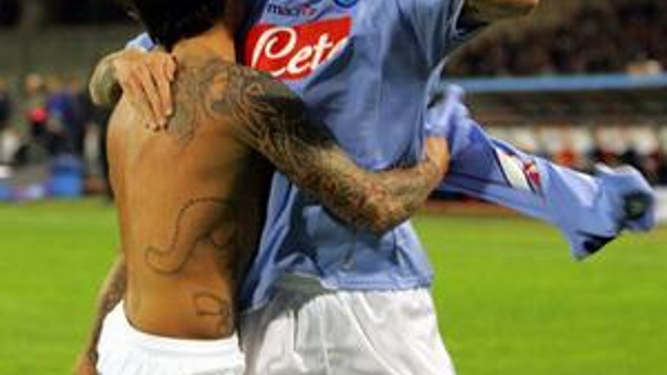 Marek Hamšík (vpravo) sa teší so spoluhráčom Ezequielom Lavezzim.